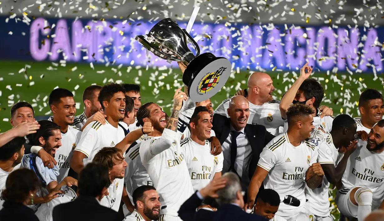 Pemain Real Madrid merayakan juara La Liga usai mengalahkan Villrreal pada laga lanjutan pekan ke-37 di Estadio Alfredo Di Stefano, Jumat (17/7/2020) dini hari WIB. Real Madrid menang 2-1 atas Villarreal. (AFP/Gabriel Bouys)