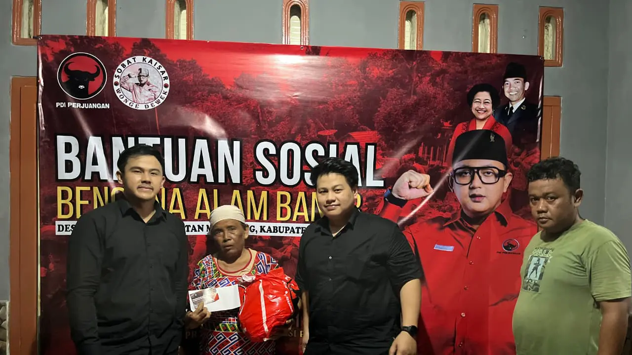 Penyaluran bantuan korban tanah longsor di Desa Cibeunying, Kecamatan Majenang, Kabupaten Cilacap (Istimewa)