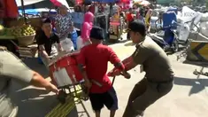 seorang pedagang kako lima (PKL) membuang dagangannya ke tengah jalan. Hal itu dilakukan menghindari razia yang dilakukan Satpol PP Kecamatan Tanah Abang