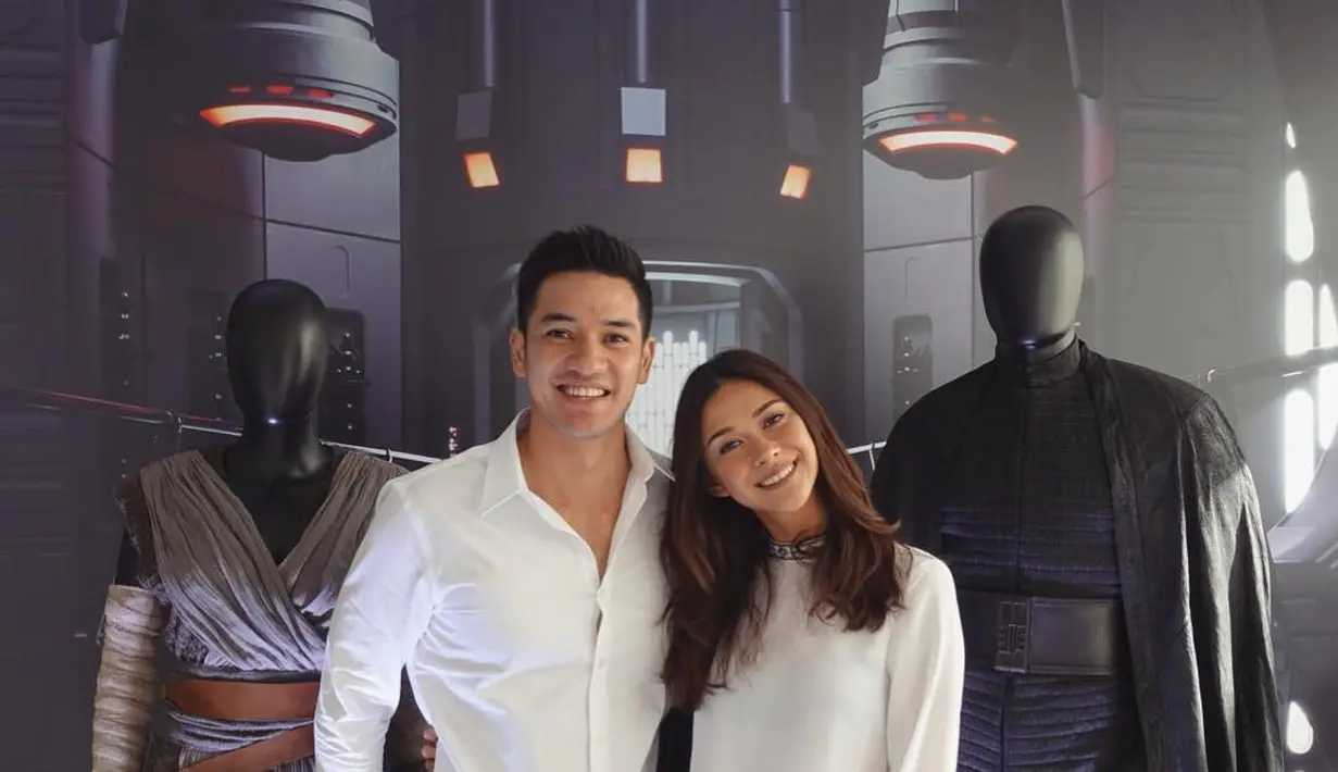 Pasangan suami istri ini kompak mengenakan atasan warna putih saat bertemu pemeran film Star Wars The Last Jedi. (Liputan6.com/Instagram/@nanamirdad_)
