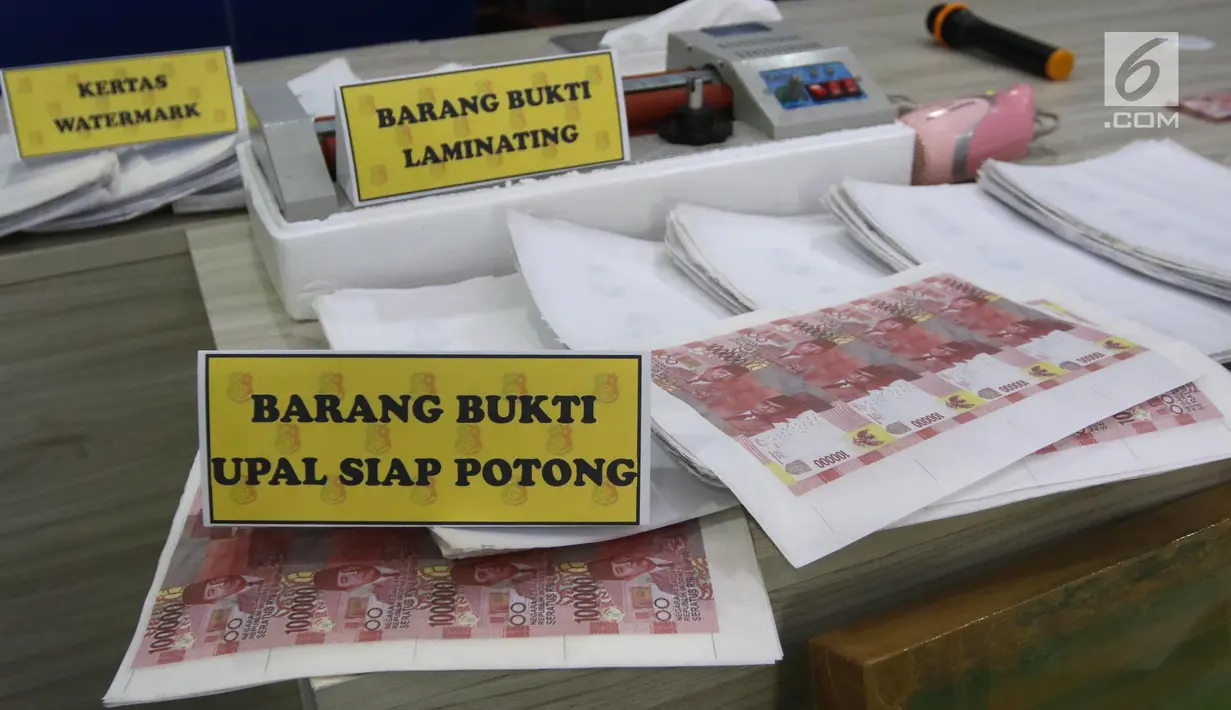 Barang bukti uang palsu siap edar yang berhasil diamankan di Dirtipideksus Bareskirm Polri, Jakarta, Jumat (16/3). Polisi berhasil menggagalkan pembuatan dan peredaran uang palsu dengan menangkap enam tersangka. (Liputan6.com/Arya Manggala)