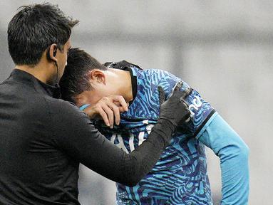 Pemain Tottenham Hotspur, Son Heung-min mengalami cedera saat Tottenham Hotspur menang 2-1 atas Marseille di laga matchday terakhir Liga Champions, Rabu (2/11/2022). (AP/Daniel Cole)