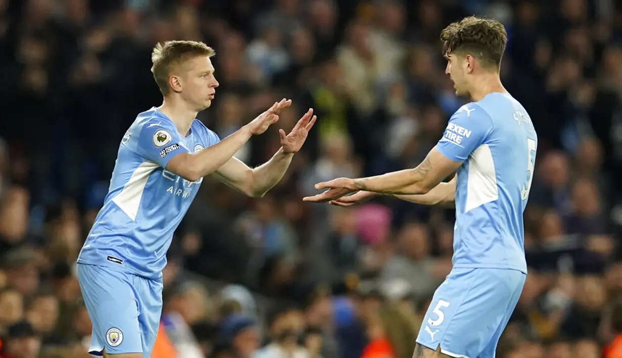 Pemain Manchester City John Stones (kanan) digantikan oleh Oleksandr Zinchenko pada pertandingan sepak bola Liga Inggris di Etihad Stadium, Manchester, Inggris, 20 April 2022. Manchester City menang 3-0. (AP Photo/Dave Thompson)