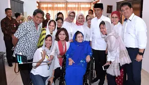 Istri Mantan Wakil Presiden RI ke-4, Umar Wirahadikusumah, Karlinah Djaja Atmadja (tengah-duduk) semasa hidupnya. Karlinah menerima sertifikat wakaf di Masjid Raya Bani Umar, Tangerang Selatan, Jumat, 22 Februari 2019, dari Presiden ke-7 RI Joko Widodo. (Setkab)