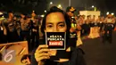 Aktivis melakukan aksi solidaritas #MelawanGelap untuk Koordinator Kontras Haris Azhar di depan Istana Merdeka, Jakarta, Jumat (5/8). Haris Azhar terancam dikriminalisasikan akibat mengungkap testimoni Freddy Budiman. (Liputan6.com/Gempur M Surya)