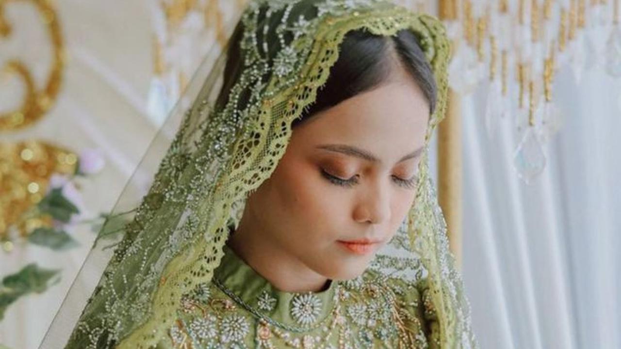 Selama prosesi berlangsung, Putri tampak khusyuk memanjatkan doa. Kepalanya tertunduk sambil memohon bantuan Tuhan agar prosesi pernikahan hingga rumah tangganya jauh dari malapetaka.