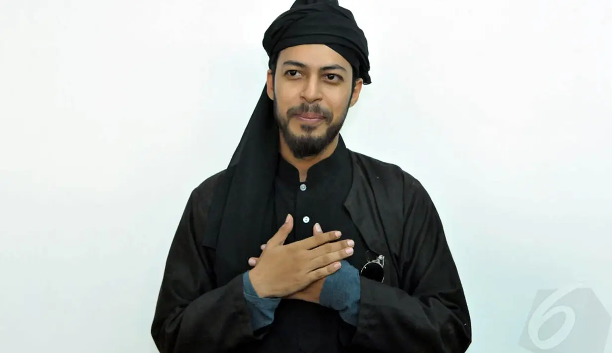 Saat mengenakan pakain gamis Alex Abbad mengalami kesulitan. (Liputan6.com/Panji Diksana)