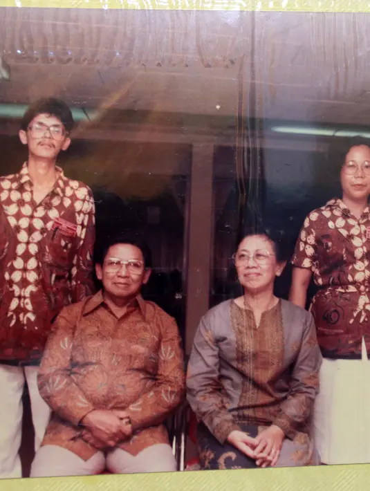 Di hari ulang tahun Ferry ke-21, tepatnya 20 Februari 1982 keduanya bertunangan, setelah menjalani masa pacaran dua tahun.(dok. Pribadi. REPRO Adrian Putra/Bintang.com)