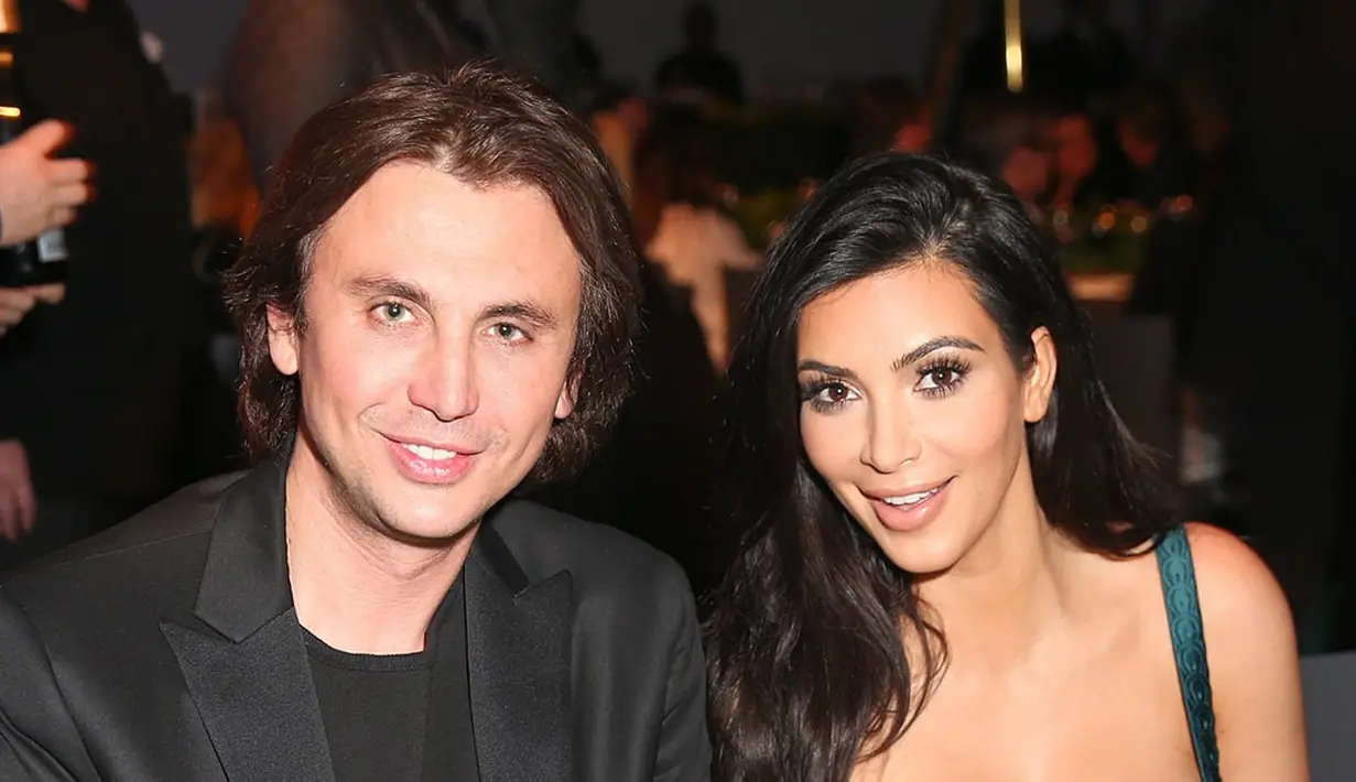 Jonathan sendiri adalah sahabat lama Kim Kardashian. Jadi keakraban mereka menunjukkan Younes sangat dihargai oleh inner circle keluarga Kardashian. (RealMrHousewife.com)