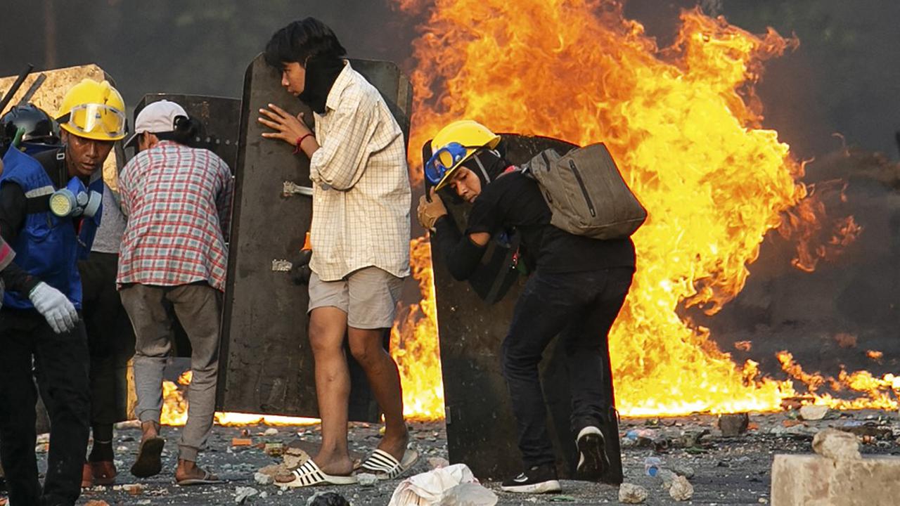 FOTO: Potret Kerasnya Protes Menentang Kudeta Militer Myanmar