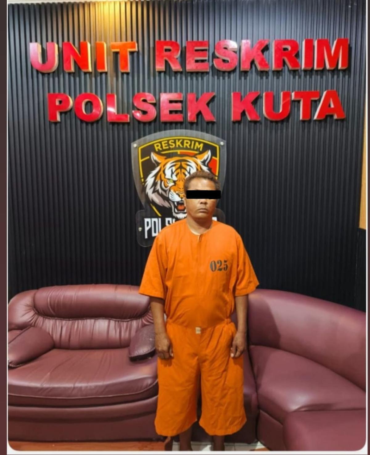 Kedua pelaku copet di Kuta Bali saat diamankan di Mapolsek Kuta, Bali, Rabu (8/10)