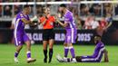 Wasit utama Tori Penso (kedua kiri) berbincang dengan para pemain Al Ain saat laga Grup H Piala Dunia Antarklub 2025 melawan Juventus di Audi Field, Washington, Amerika Serikat, Kamis (19/06/2025). (AFP/Kevin C. Cox)