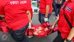 Seorang korban tengah dibawa saat simulasi Peringatan P3K Sedunia di CFD Jalan MH Thamrin, Jakarta, Minggu (25/9). Aksi bersama Hansaplast mengajak masyarakat siapkan perlengkapan P3K sejak dini. (Liputan6.com/Fery Pradolo)