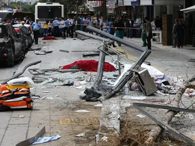 Tampak jenazah korban tewas tergeletak di tanah usai sebuah bus menabrak halte yang penuh penumpang di distrik Dikimevi, Ankara, Turki, Kamis (1/10/2015). 12 orang tewas akibat bus kehilangan kendali karena mengalami rem blong. (AFP PHOTO/ADEM ALTAN)
