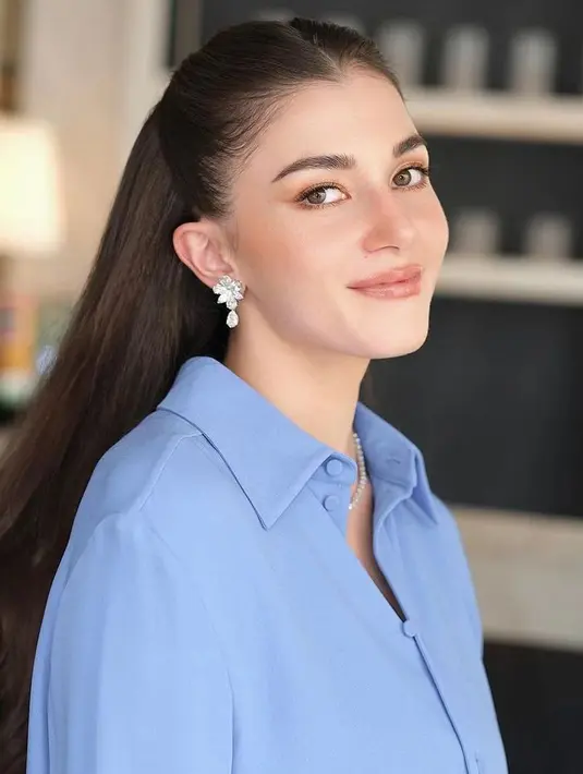 Sang MUA memulas eyeshadow dan blush bernuansa peach. Dipadukan dengan lipstik nude glossy di wajah Anisha Rosnah [@support.anishaik]