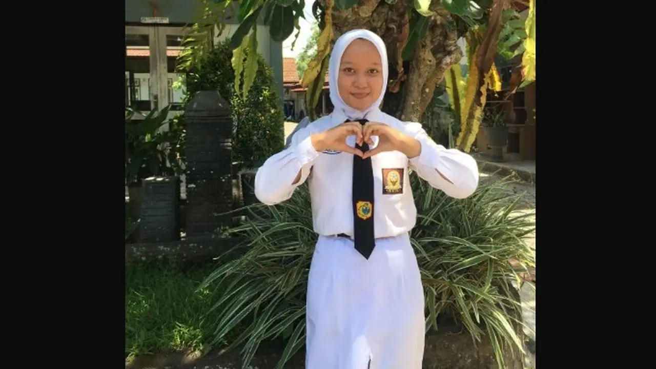 Siswi asal SMAN 1 Genteng, Banyuwangi, Alifia Pratiwi Pamungkas lolos jadi mahasiswa baru Unair termuda. (Istimewa)