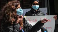 Perawat yang menangani pasien virus Corona (COVID-19) berdemo di luar sebuah rumah sakit di New York, Amerika Serikat (AS) (2/4/2020).  (AP/Bebeto Matthews)