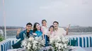 Menggemaskan karena keduanya merayakan hari jadi pernikahan yang ke-10 tahun bersama keluarga kecil mereka di atas kapal Phinisi. [Foto: Instagram/ruben_onsu]