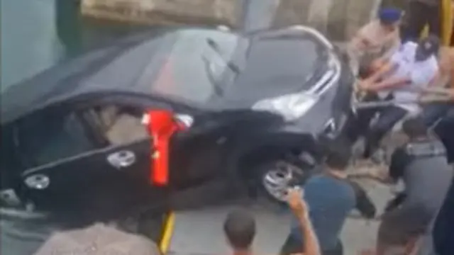 Mobil nyemplung ke Danau Toba