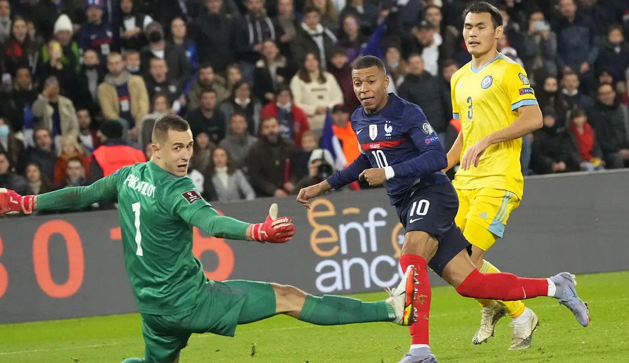 Kylian Mbappe menutup pesta 8 gol Prancis ke gawang Kazakhstan pada menit ke-87 sekaligus mencetak quat-trick. Sepakan mendatarnya usai menerima umpan Moussa Diaby bersarang di sudut bawah gawang Kazakhstan. (AP/Michel Euler)