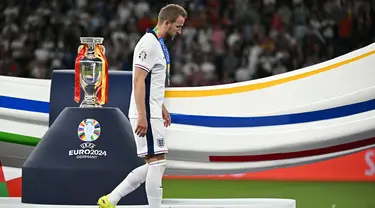 Penyerang Inggris, Harry Kane usai menerima medali perak di akhir pertandingan final Euro 2024 di Olympiastadion, Berlin pada 14 Juli 2024. (JAVIER SORIANO/AFP)