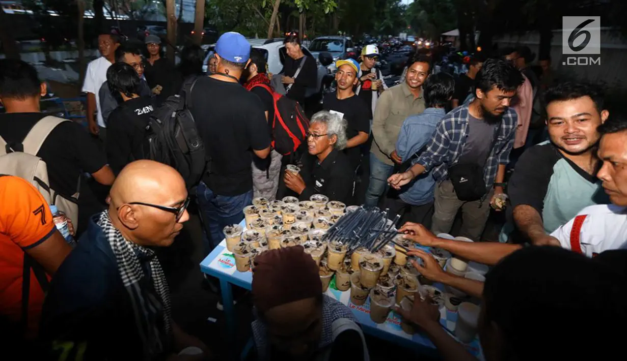 Suasana acara buka puasa bersama Pewarta Foto Indonesia Jakarta (PFIJ) di kawasan Bundaran HI, Jakarta, Jumat (18/5/2019). Buka puasa bersama ini dihadiri ratusan pewarta foto dari berbagai media massa. (Liputan6.com/Herman Zakharia)