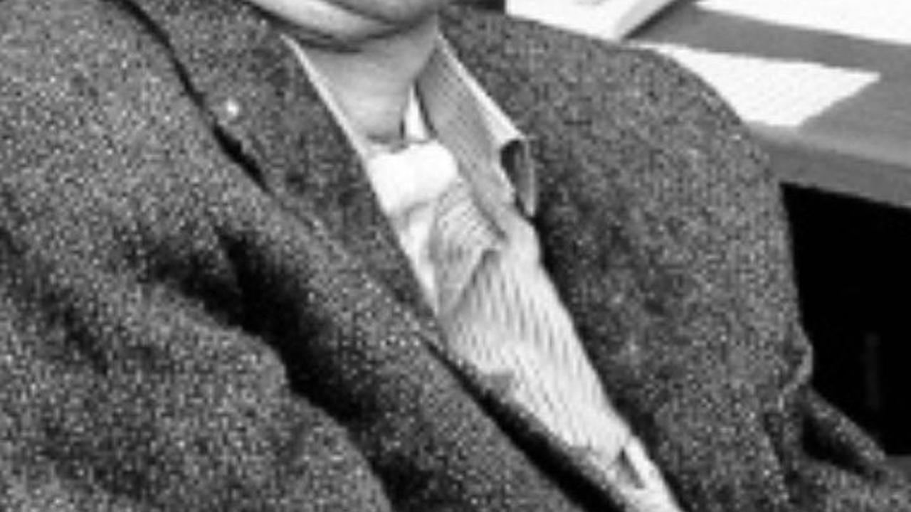 Stephen Hawking (1942)<br>
