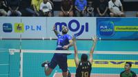 Aleksandar Minic dari Jakarta Pertamina Pertamax melepaskan spike saat melawan Kudus Sukun Badak pada seri kedua putaran kedua PLN Mobile Proliga 2023 di GOR Ken Arok, Malang, Sabtu, 11 Februari 2023. (foto: Proliga)