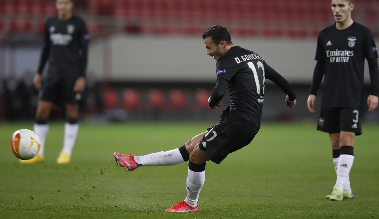 Striker Benfica, Diogo Goncalves melepaskan tendangan bebas yang berbuah gol pertama timnya ke gawang Arsenal dalam laga leg kedua babak 32 Besar Liga Europa 2020/21 di Georgios Karaiskakis Stadium, Kamis (25/2/2021). Benfica kalah 2-3 dari Arsenal. (AP/Thanassis Stavrakis)