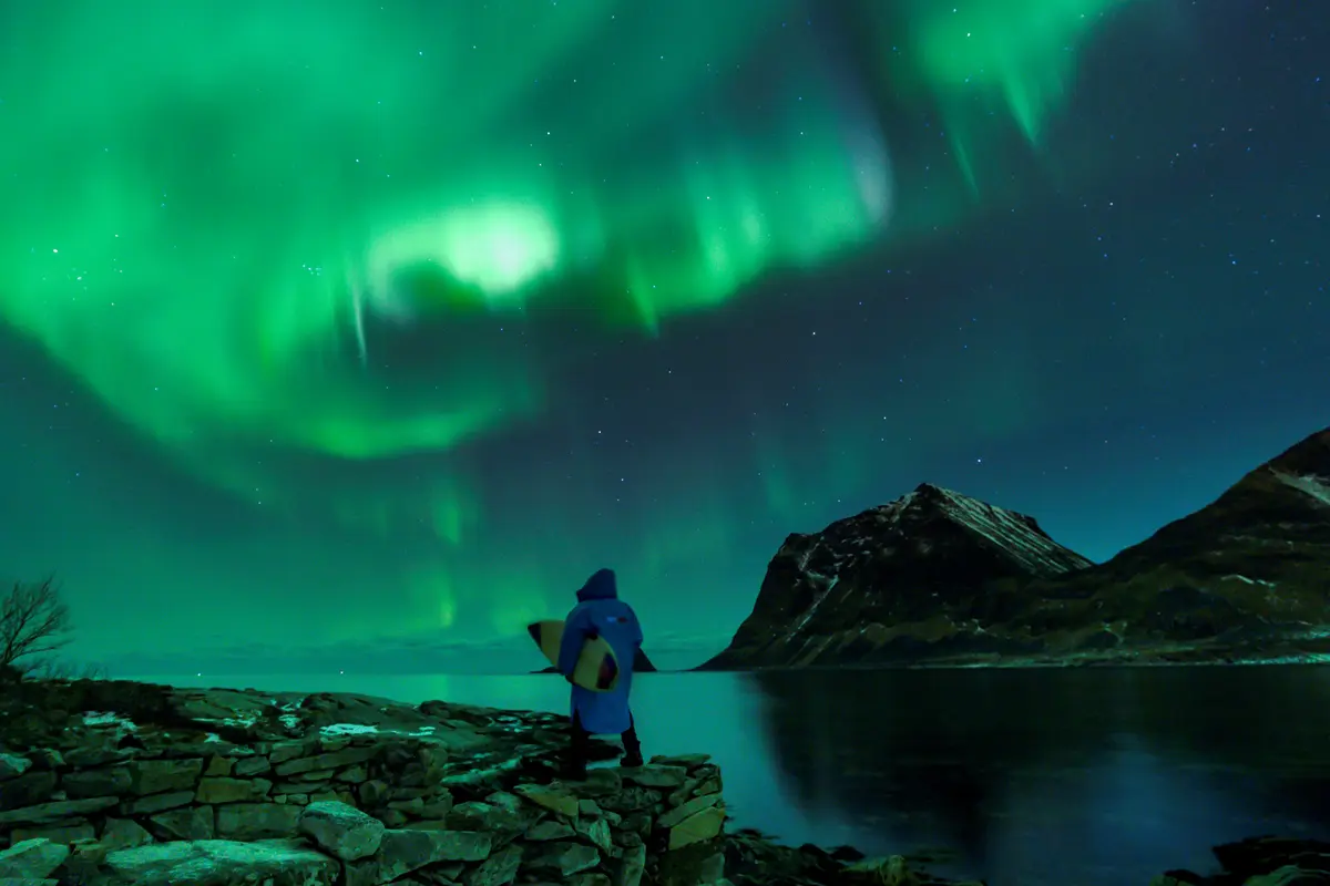 Cara Peselancar Nikmati Keindahan Aurora di Norwegia Utara