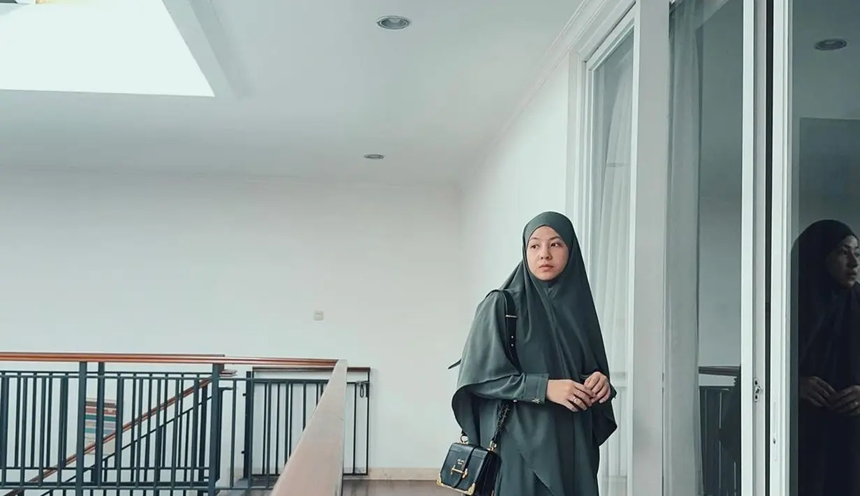Padu padan outfit monokrom seperti yang dihadirkan Natasha Rizky di sini juga bisa jadi inspirasi hadir ke kajian. Natasha Rizky tampil adem mengenakan busana syar'i berwarna abu-abu, lengkap dengan hijab panjangnya yang menutupi dada. [Foto: Instagram/natasharizkynew]