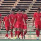 Para pemain Timnas Indonesia U-22 tampak kecewa usai ditahan imbang Malaysia U-22 pada laga Piala AFF U-22 2019 di Stadion National Olympic, Phnom Penh, Selasa (20/2). Kedua negara bermain imbang 2-2. (Bola.com/Zulfirdaus Harahap)