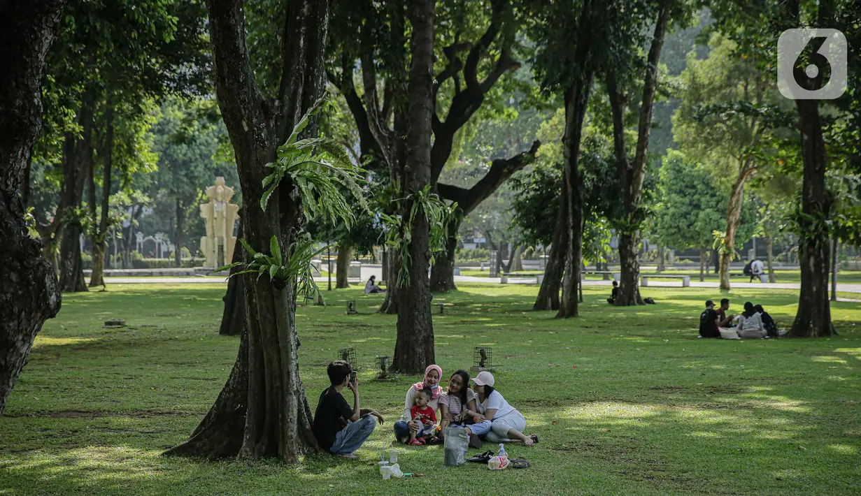 Sejumlah pengunjung bersantai di Lapangan Banteng, Jakarta, Sabtu (23/10/2021). Pemerintah Provinsi DKI Jakarta akan membuka 59 ruang terbuka hijau (RTH). (Liputan6.com/Faizal Fanani)