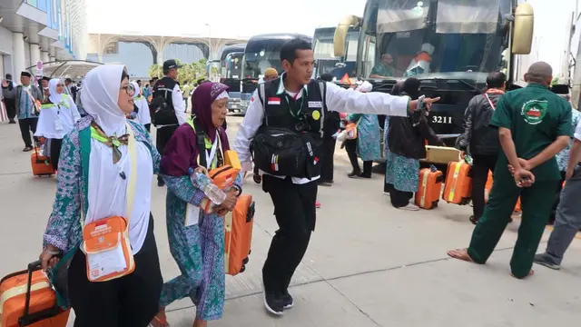 Petugas haji Indonesia mengarahkan jemaah haji ke bus. Foto: Darmawan/MCH