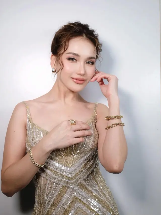 Potret Gelang Emas Ayu Ting Ting Saat Duet Bareng Nancy Ajram