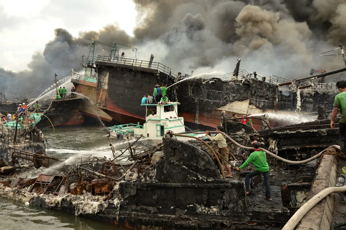 Asap Hitam Terus Mengepul dari Kebakaran Kapal di Pelabuhan Benoa