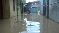 Permukiman warga di Kampung Lebak, Teluk Pucung, Bekasi Utara, Kabupaten Bekasi, Jawa Barat, terendam banjir hingga satu meter, Selasa (26/4/2022) pagi. (Liputan6.com/Bam Sinulingga)