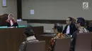 Terdakwa suap anggota DPRD Kalteng Edy Saputra Suradja, Willy Agung dan Teguh Dudy Syamsuri Zaldy (kiri ke kanan) saat sidang putusan di Pengadilan Tipikor, Jakarta, Rabu (13/3). Ketiganya dihukum 1 tahun 8 bulan penjara. (Liputan6.com/Helmi Fithriansyah)