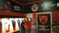 Suporter PSM mendirikan distro yang menjual berbagai merchandise PSM. (Bola.com/Abdi Satria)