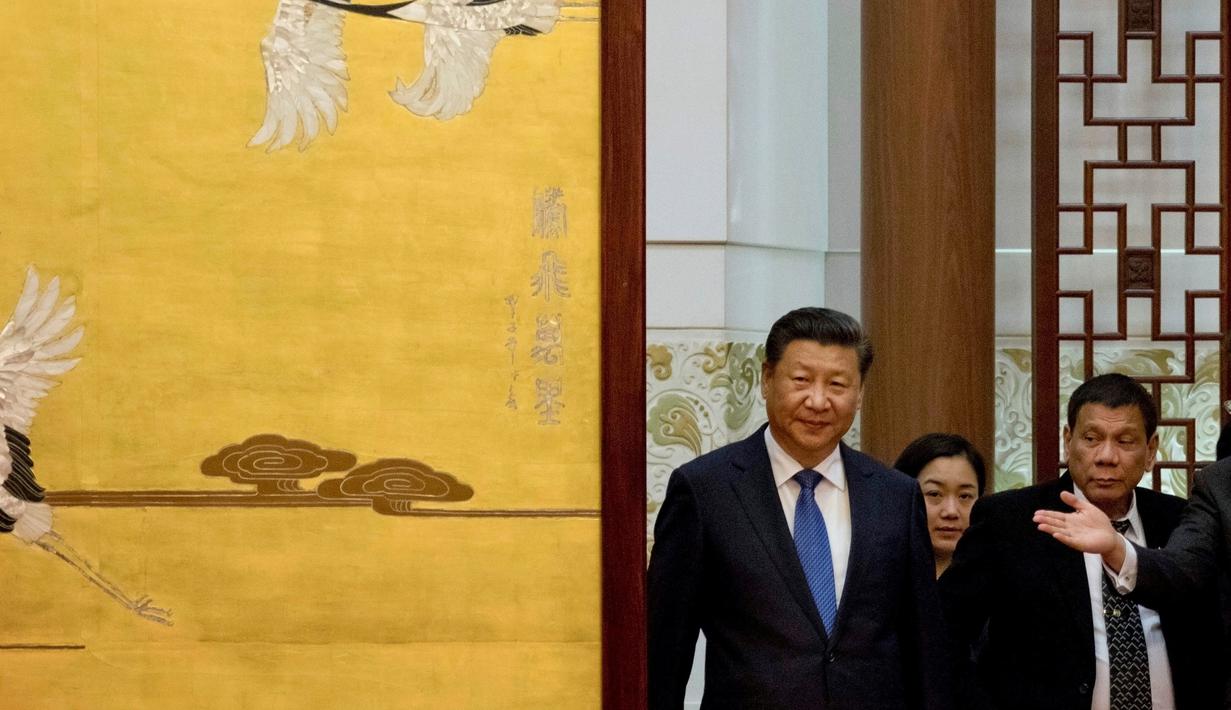 Presiden Tiongkok Xi Jinping mendampingi Presiden Filipina Rodrigo Duterte dalam upacara penandatanganan di Beijing, Tiongkok (20/10). China dan Filipina sepakat memperbaiki hubungan dan melanjutkan kerjasama dalam berbagai bidang. (Reuters/ Ng Han Guan)