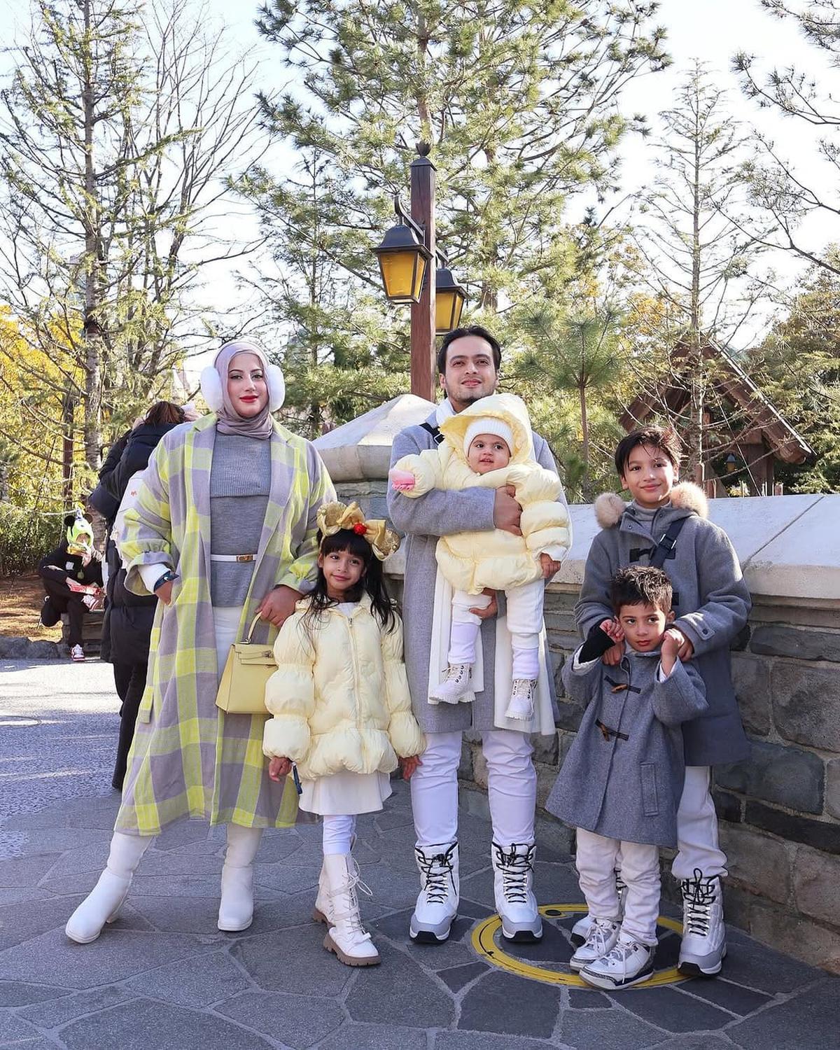 Gaya OOTD Tasyi Athasyia di Tokyo Kembaran dengan Suami dan Anaknya