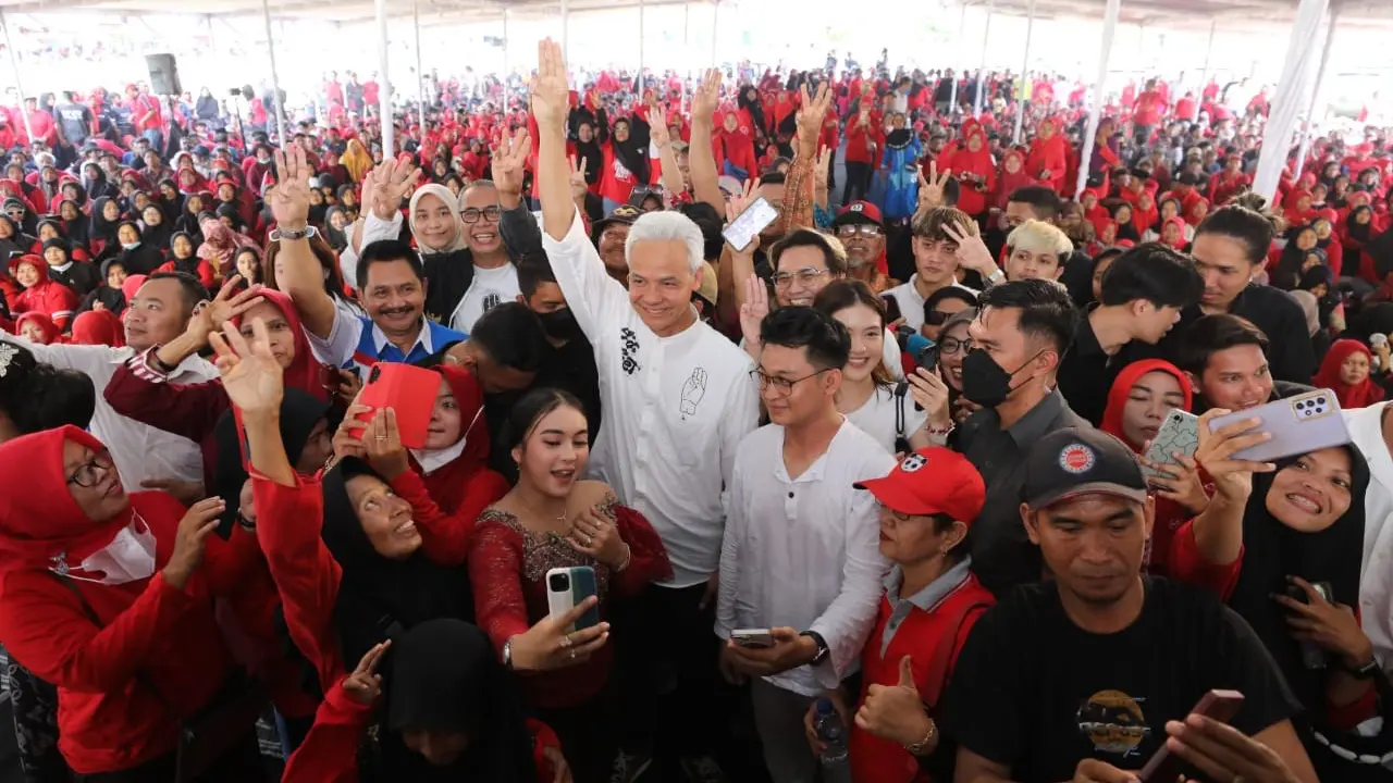 Calon presiden (Capres) nomor urut 3 Ganjar Pranowo saat melaunching program SMK Gratis Langsung Kerja untuk Keluarga Miskin di Lapangan Pule, Wonogiri, Jawa Tengah, Jumat (29/12/2023).