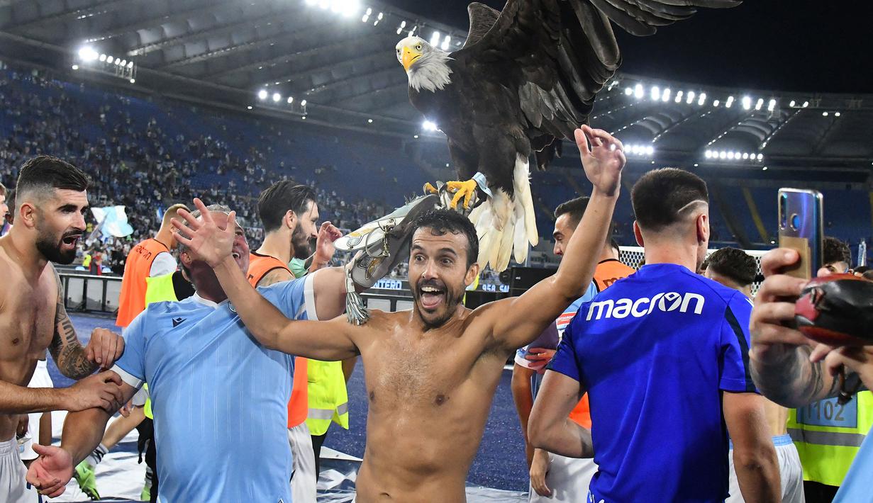 Di Liga Italia ada Pedro Rodriguez. Baru pindah musim ini dari AS Roma menuju Lazio, Pedro langsung sukses mencetak gol ke mantan klubnya tersebut. Gol tersebut juga turut serta mengantarkan kemenangan 3-2 Elang Biru dari Serigala Roma. (AFP/Fincenzo Pinto)