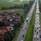 Untuk mengantisipasi lonjakan pemudik, beberapa ruas tol menerapkan sistem satu arah atau one way, jalur pasang surut atau contra flow, hingga ganjil genap. (Liputan6.com/Herman Zakharia)