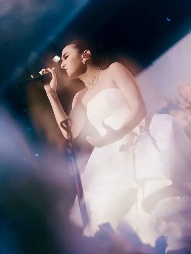 6 Potret Tampilan Mahalini Bergaun Putih bak White Swan saat Tampil di Acara Pernikahan