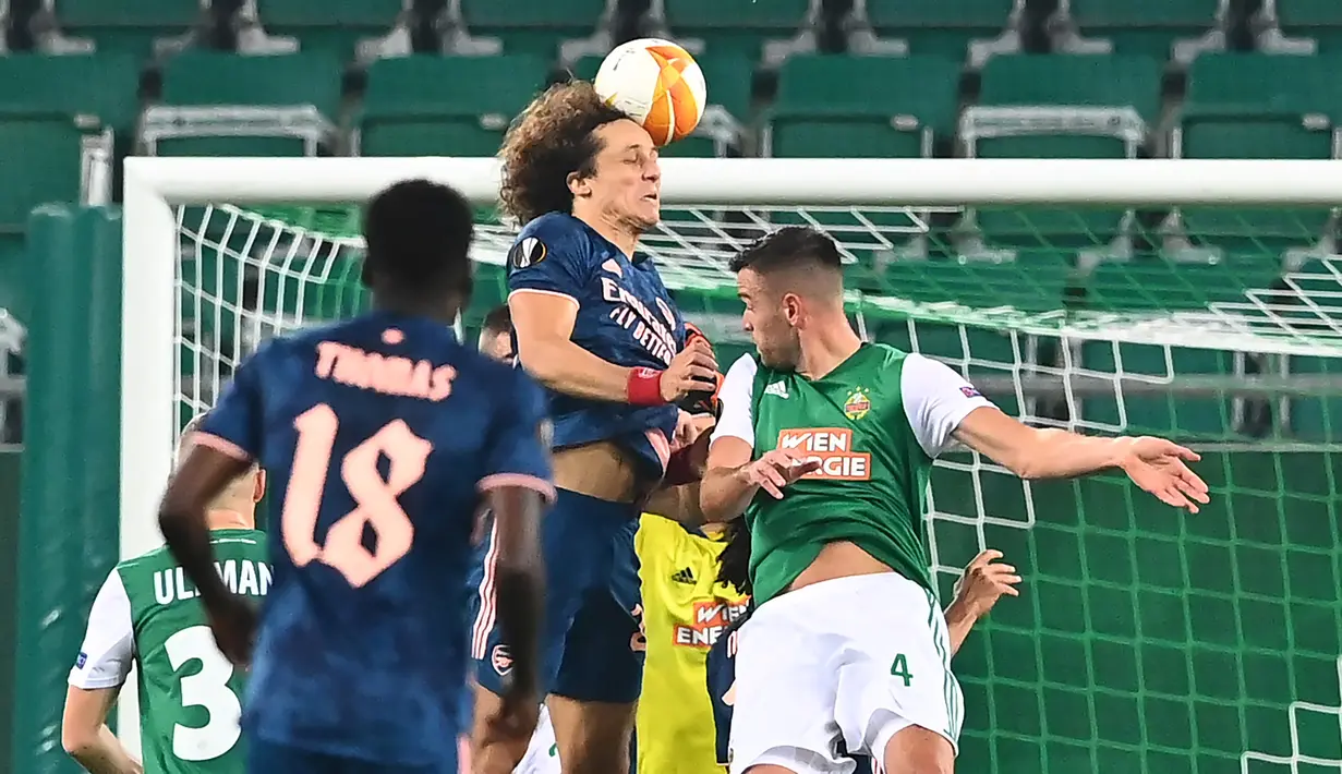 Bek Arsenal, David Luiz, berusaha mencetak gol ke gawang Rapid Vienna pada laga Grup B Liga Europa 2020/2021 di Allianz Stadion, Kamis (22/10/2020) malam WIB. Arsenal menang 2-1 atas Rapid Vienna. (AFP/Joe Klamar)