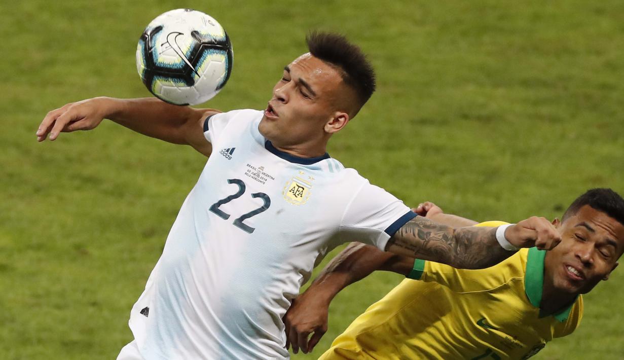 Pemain Brasil, Alex Sandro, duel udara dengan striker Argentina, Lautaro Martinez, pada laga Copa America 2019 di Stadion Mineirao, Rabu (3/7). Brasil menang 2-0 atas Argentina. (AP/Nelson Antoine)