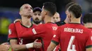 Usai kalah adu penalti, bek veteran Portugal Pepe tampak menangis. Ronaldo kemudian hadir mendekati koleganya tersebut dan memeluknya. (AP Photo/Hassan Ammar)