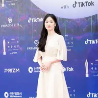 Song Hye Kyo kembali pukau publik dengan penampilannya yang anggun dan elegan layaknya princess dibalut dress sederhana nuansa krem. [Foto: Twitter/theseoulstory].