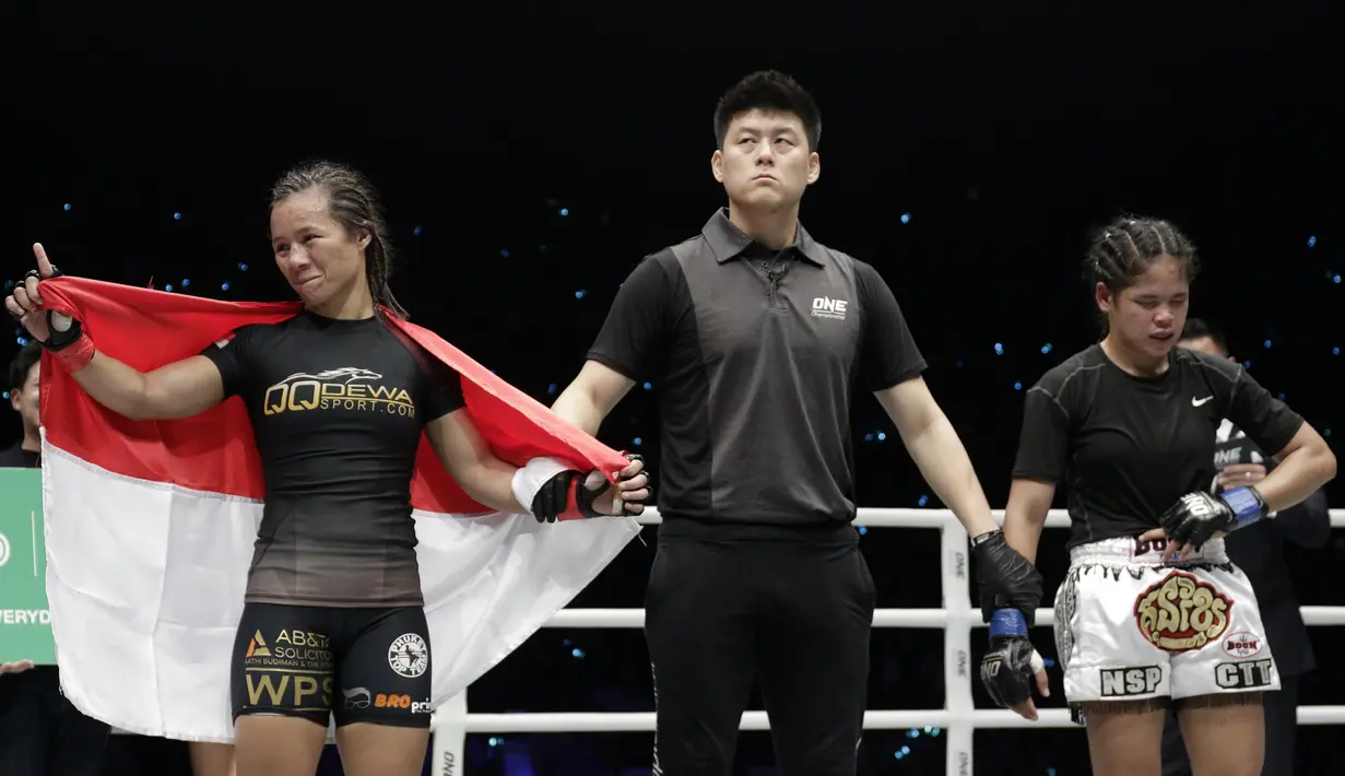Petarung Indonesia, Priscilla Lumban Gaol, berhasil mengalahkan petarung Kamboja, Nou Srey Pov, pada laga ONE Championship di Istora Senayan, Jakarta, Jumat (3/5). Priscilla menang mutlak atas lawannya. (Bola.com/Yoppy Renato)